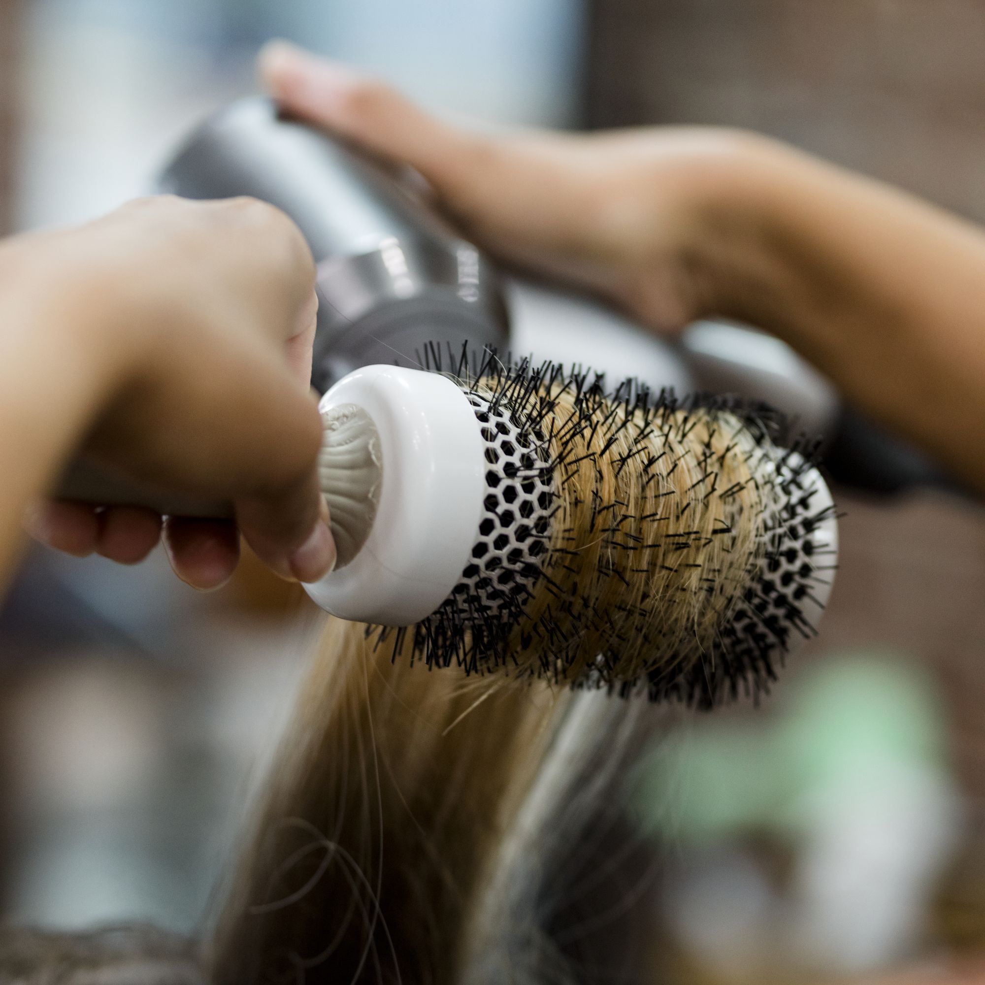 La piega con la spazzola tonda e il phon
