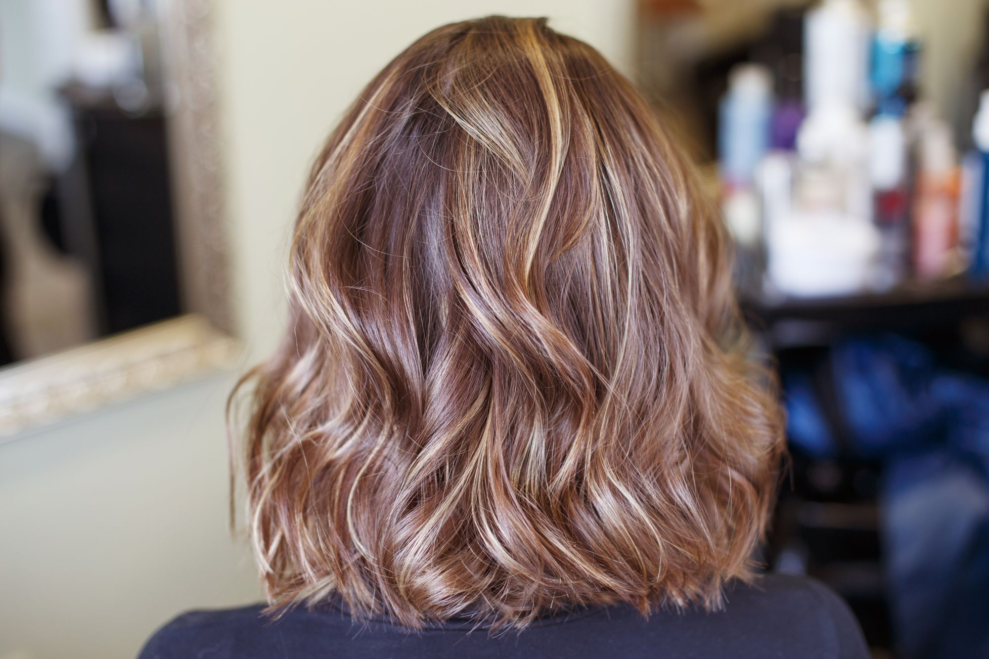 Capelli lunghi con il balayage, visti di spalle
